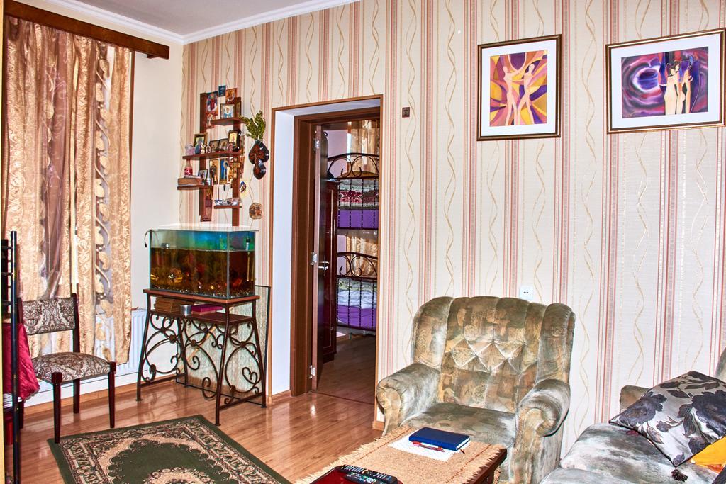 California Guest House Gori Kültér fotó
